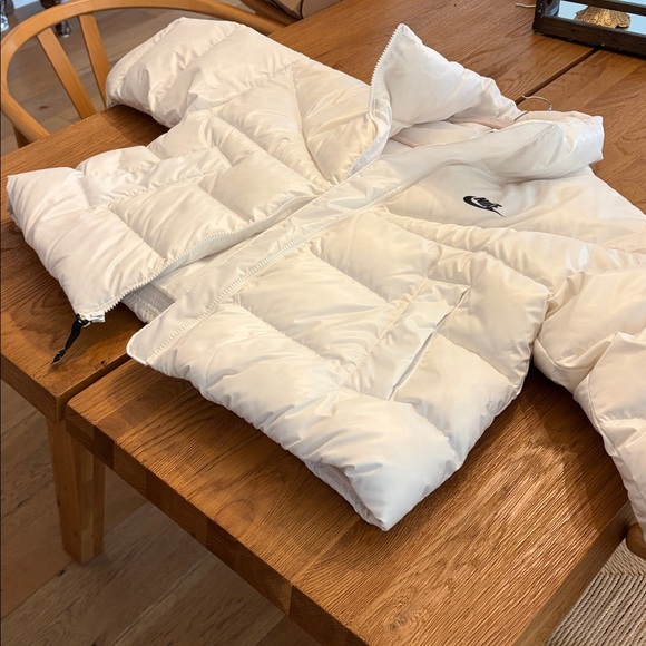 Nike Women's Classic White Puffer Jacket - Picture 8 of 10